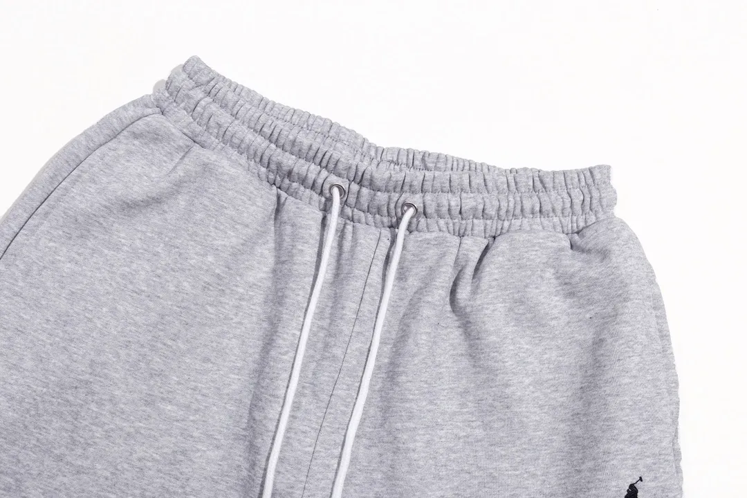 P180 model number Y560 Ralph Lauren Ralph Lauren suit sweatpants. Pure cotton with anti-static treatment. No dust, no loose hair. The elastic waist is used with a drawstring. Very friendly to the figure. The cotton is comfortable and soft. The upper body is casual and free. Regular beveled double pockets on both sides. The white brand logo on the left leg of the trouser leg collides with the black of the pants. Although it is small, it is quite recognizable. The brand adds a young and fashionable atmosphere to the original sense of luxury. It can be called a cold-proof weapon. A simple base layer is enough to withstand the severe cold and make it more fluffy and warm. Color: Gray SIZE: S-XL